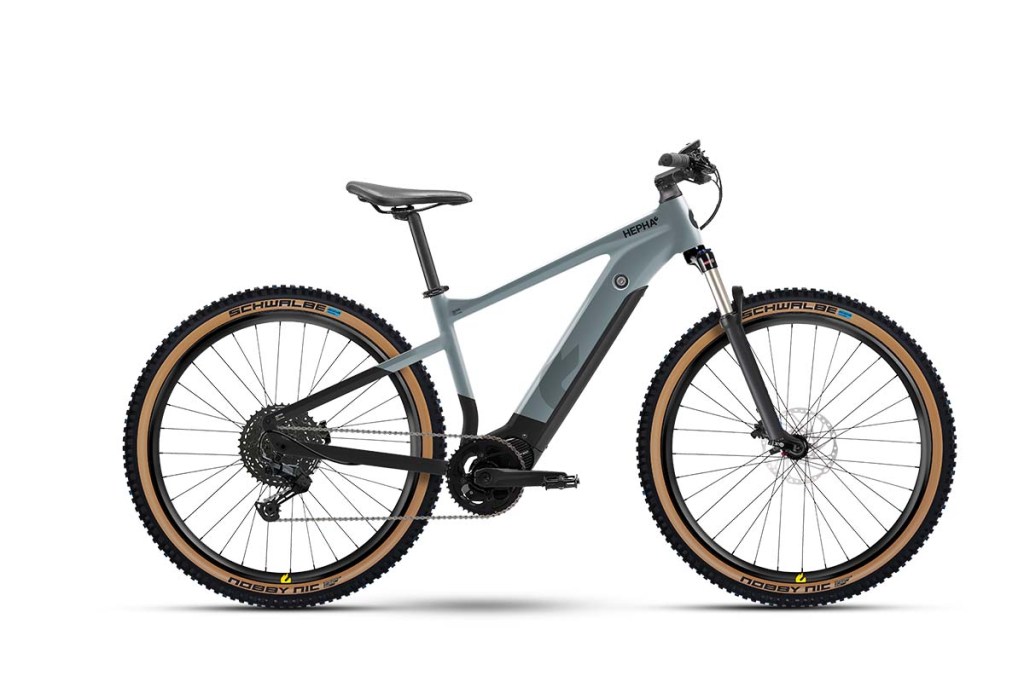 E-Mounainbike von der Seite auf weißem Grund