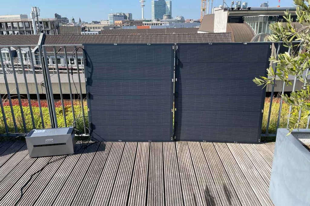 Das Anker-Balkonkraftwerk mit flexiblen Solarpanels.