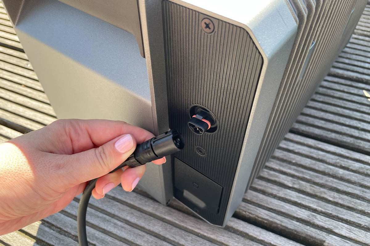 Das Stromkabel wird an die Anker Solix Solarbank 2 E1600 Pro angeschlossen.