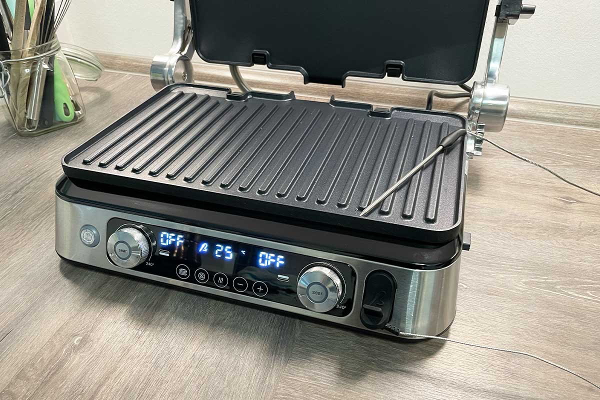 Der Temperatursensor liegt auf der Grillplatte des MultiGrill 9 Pro.