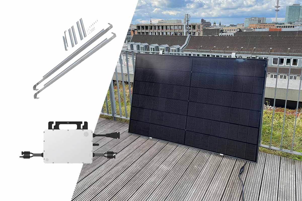 Ein Solarpanel von kleines Kraftwerk auf einer Dachterrasse. Daneben die Halterung in Einzelteilen und der Wechselrichter auf weißem Grund.