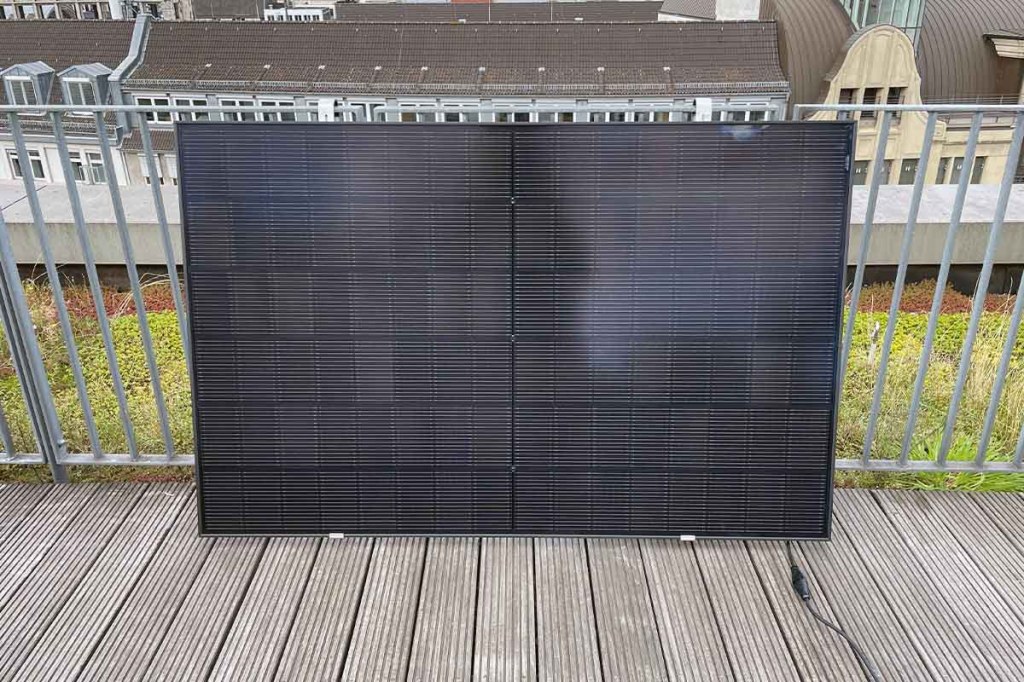 Ein Solarpanel von Kleines Kraftwerk auf einer Dachterrasse.