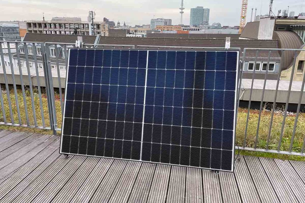 Das Solarpanel von Priwatt auf einer Dachterrasse.