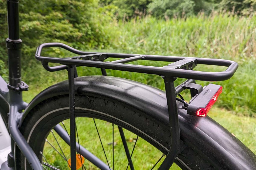 Nahaufnahme GEpäckträger bei einem E-Bike