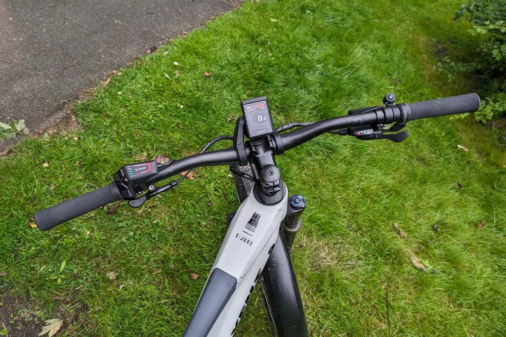Blick auf den Lenker eines E-Bikes aus Perspektive des Fahrers