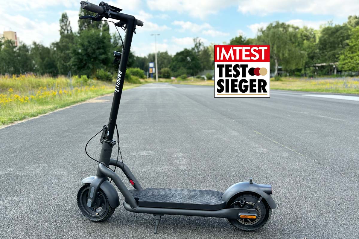 E-Scooter auf einer Straße stehen, dazu Testsieger-Logo