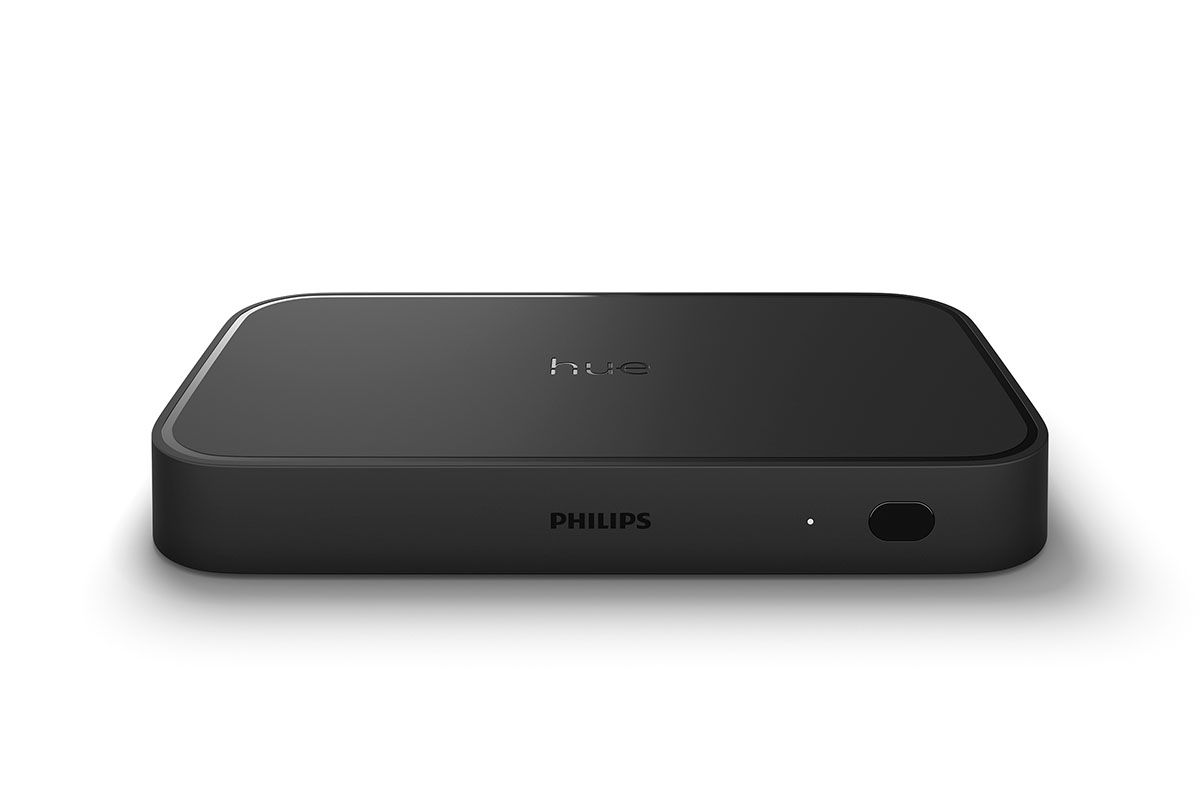 Philips Hue Play HDMI Sync Box 8K in Frontalansicht vor weißem Hintergrund.