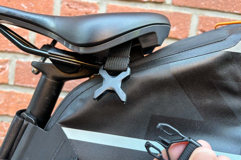 Nahaufnahme Schnalle an einer Fahrradtasche