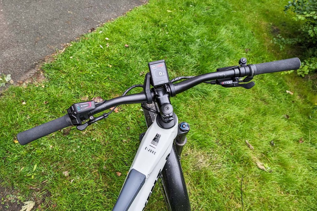 Blick auf das Cockpit eines E-Bikes