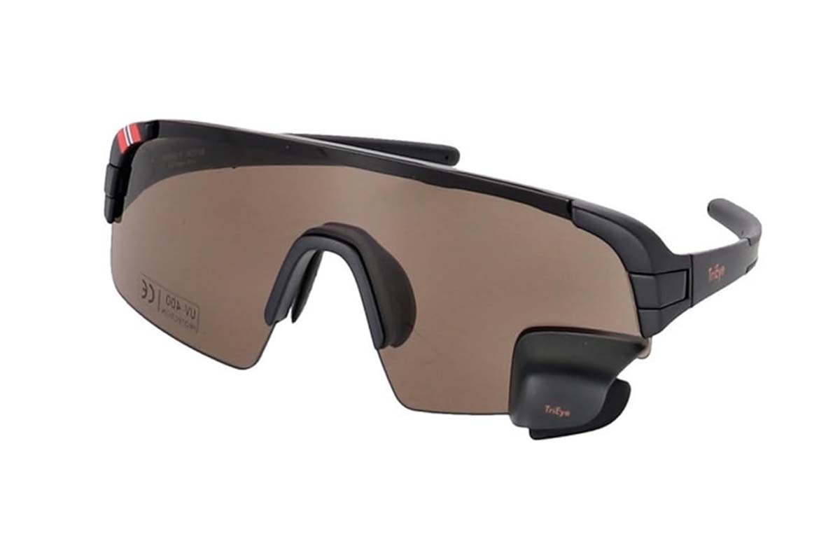 Sonnenbrille mit kleinem integriertem Rückspiegel auf weißem Grund