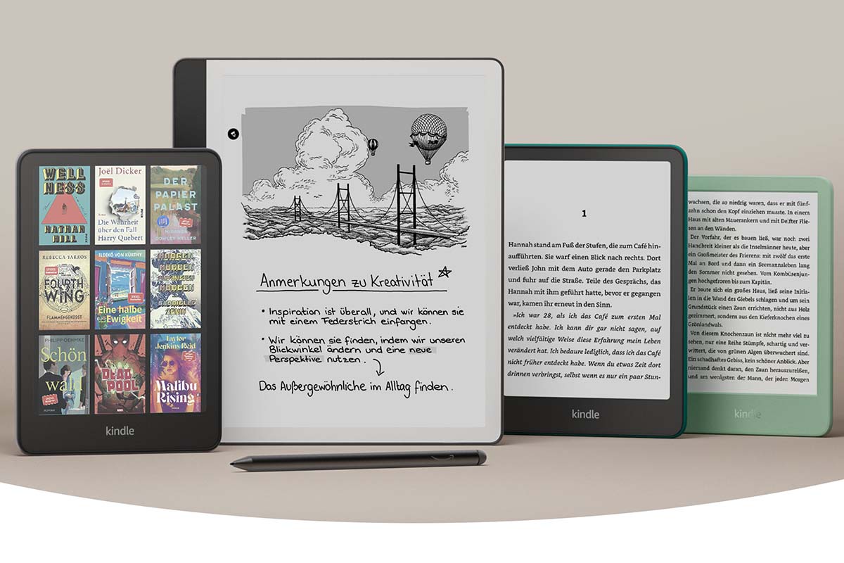 Vier E-Book Reader nebeneinander auf beigen Untergrund