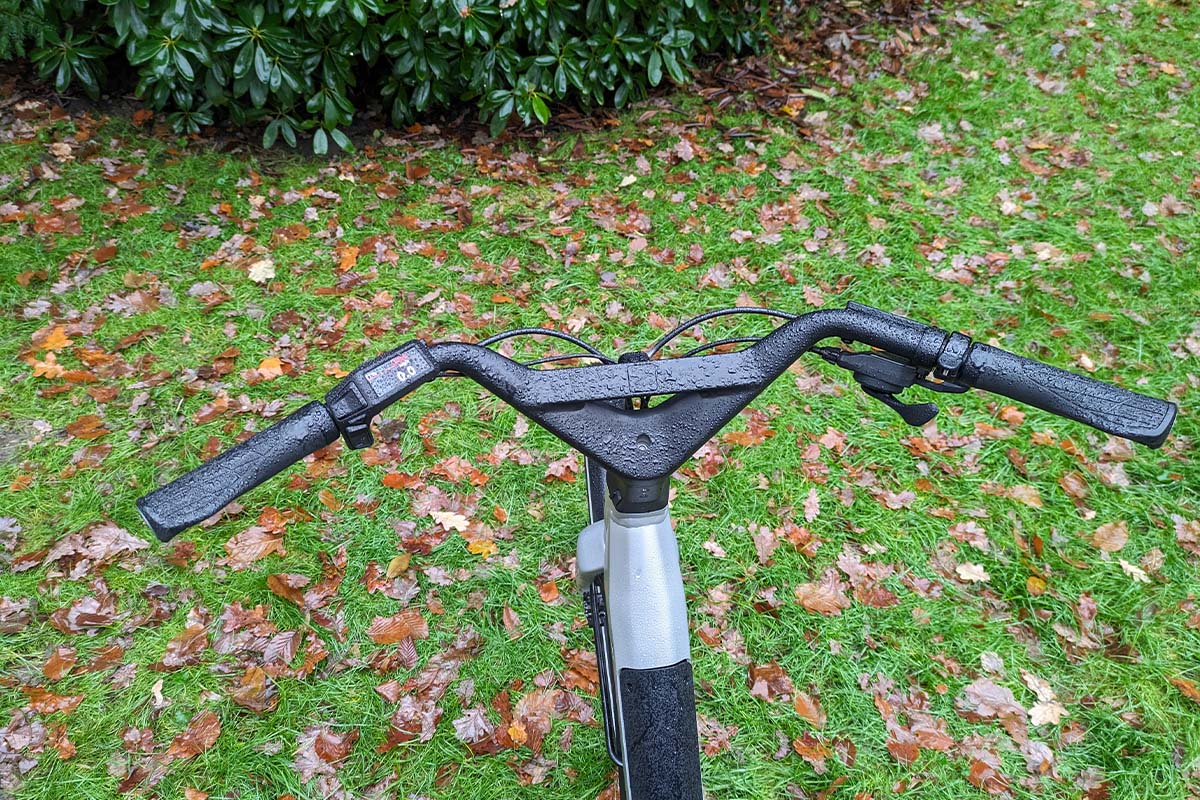 Blick auf den Lenker eines E-Bikes