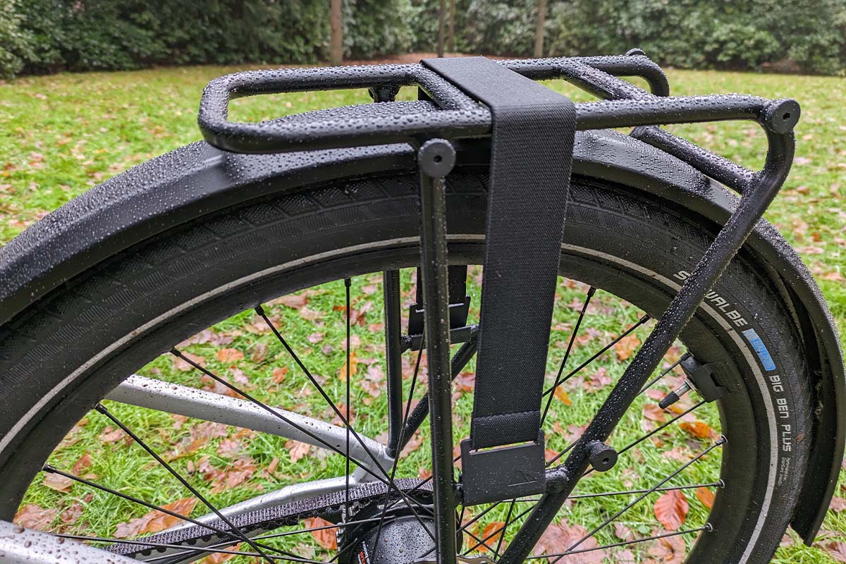 Nahaufnahme Gepäckträger eines Fahrrads