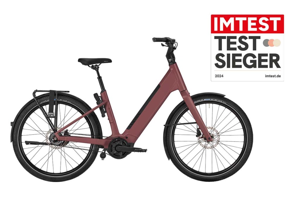 rotes City-E-Bike auf weißem Grund, dazu Testsieger Siegel