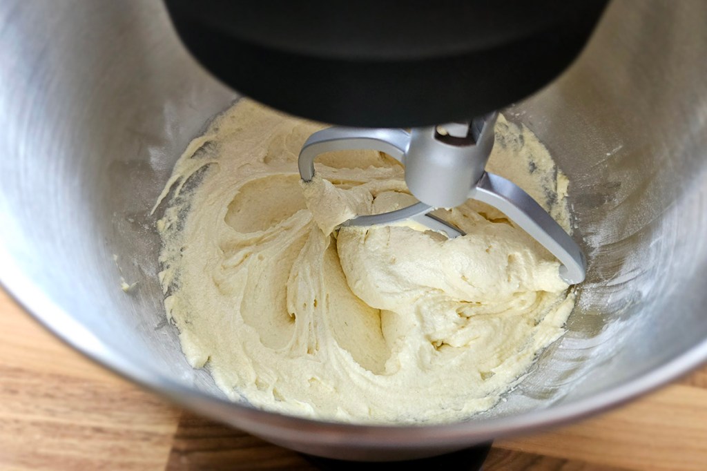 Rührarm einer Küchenmaschine in Kuchenteig