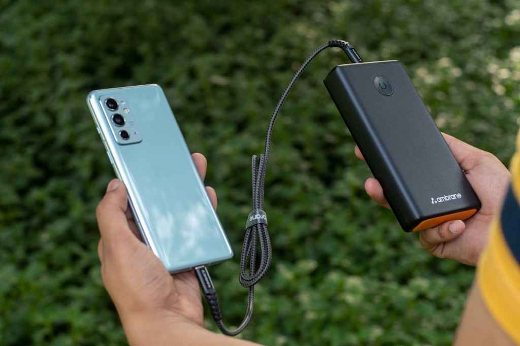 Ein Smartphone wird mit einer Powerbank aufgeladen