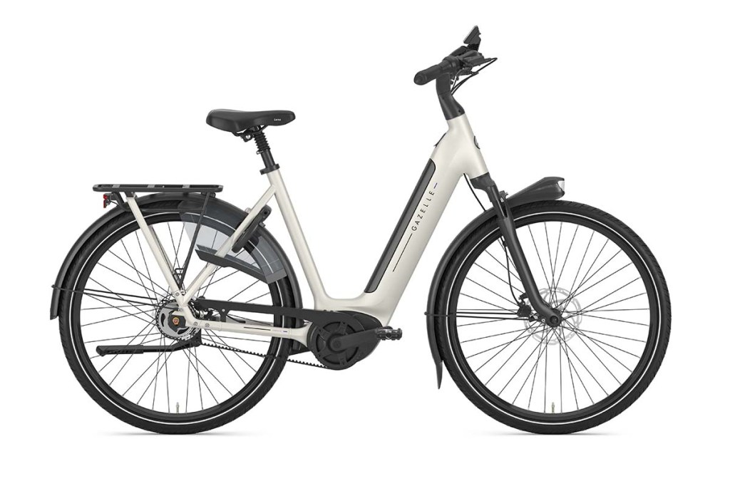 Productshot weißes E-Bike auf weißem Hintergrund