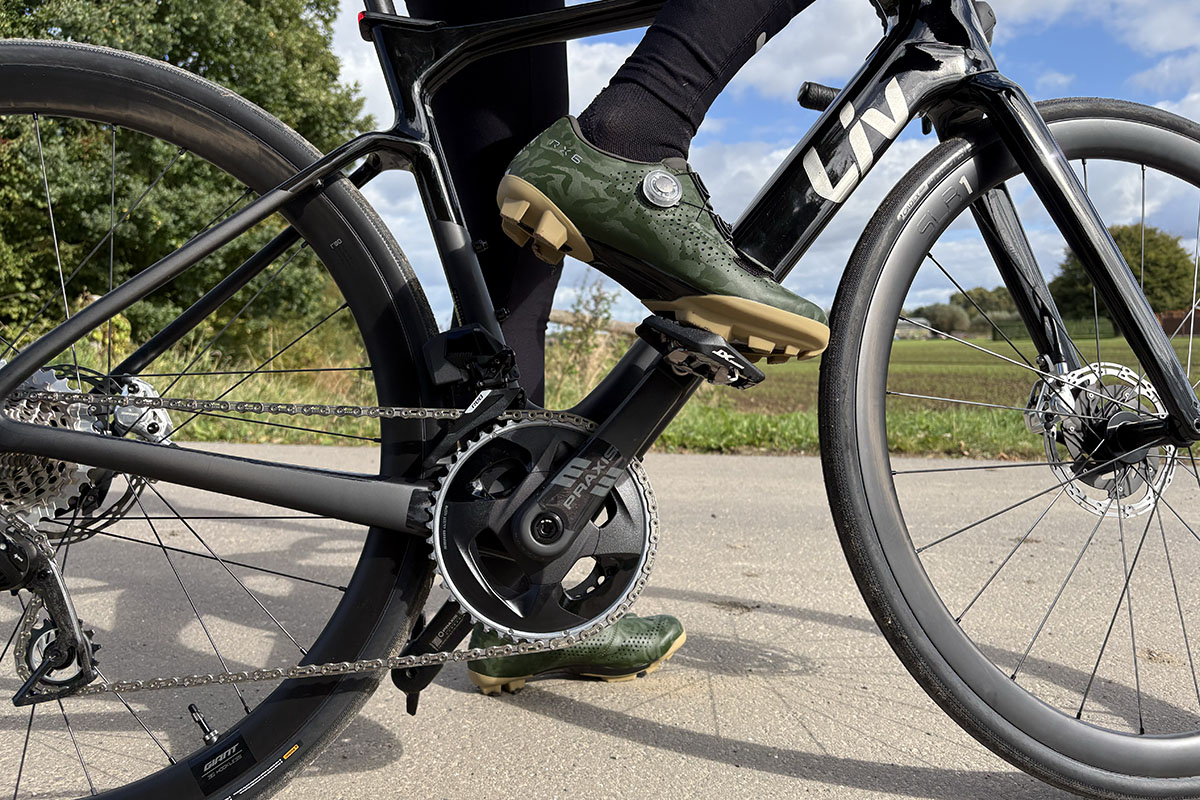 Detailaufnahme eines Fahrradschuhs, der über ein Klicksystem mit einer Klickpedale an einem Rennrad arretiert ist.