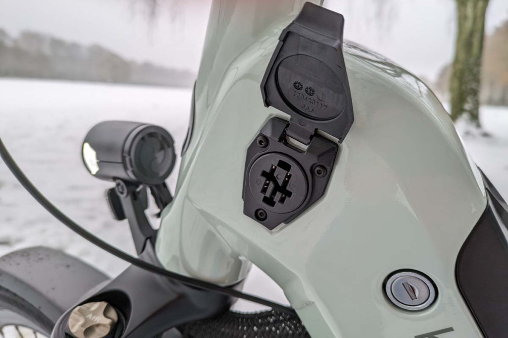 Nahaufnahme Ladebuchse eines E-Bikes