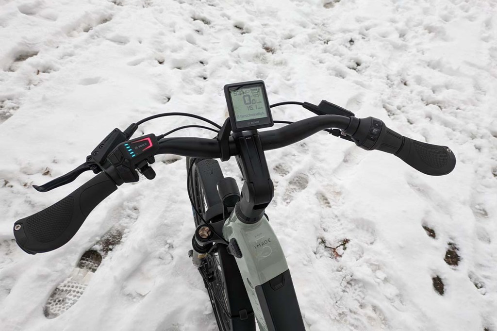 Blick auf den Lenker eines E-Bikes