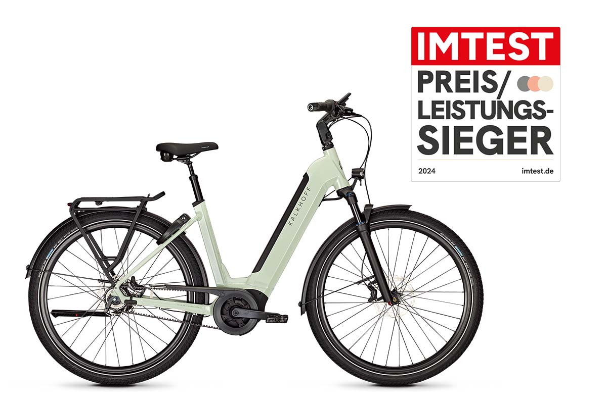 beiges City-E-Bike auf weißem Grund, dazu Preis-Leistungssieger-Siegel