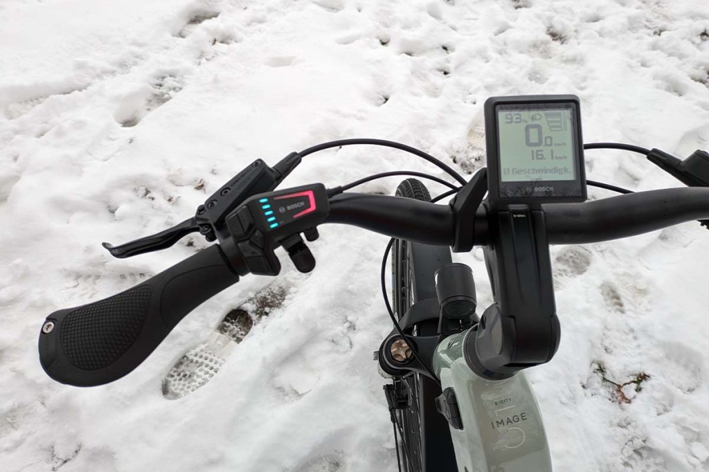 Blick auf den Lenker mit Display eines E-Bikes