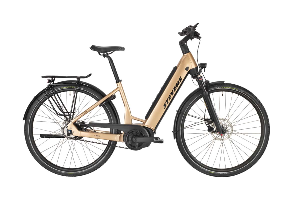 goldenes City-E-Bike auf weißem Grund