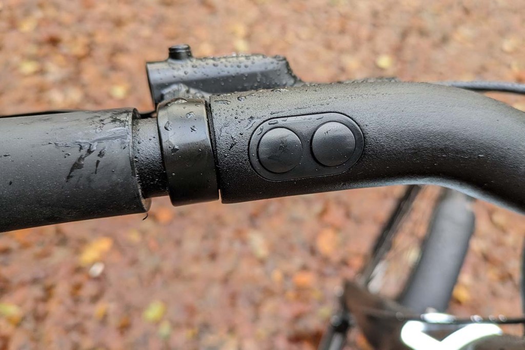 Nahaufnahme Bedienknöpfe am Lenker eines E-Bikes