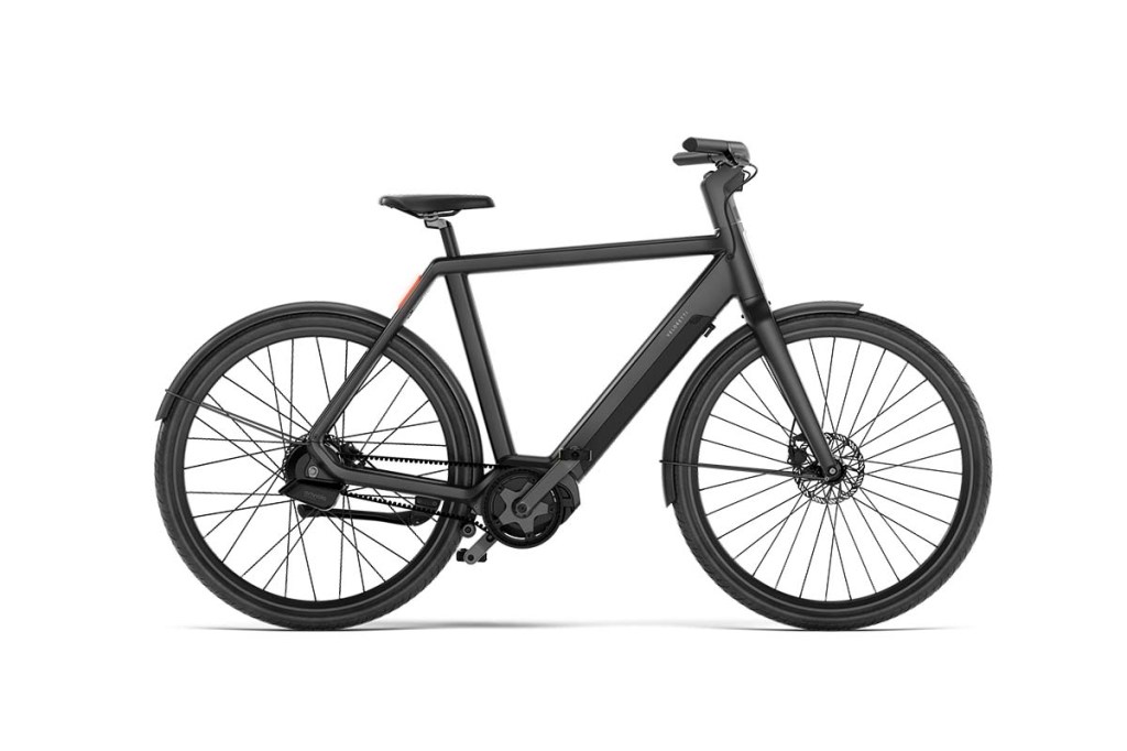 schwarzes City-E-Bike auf weißem Grund