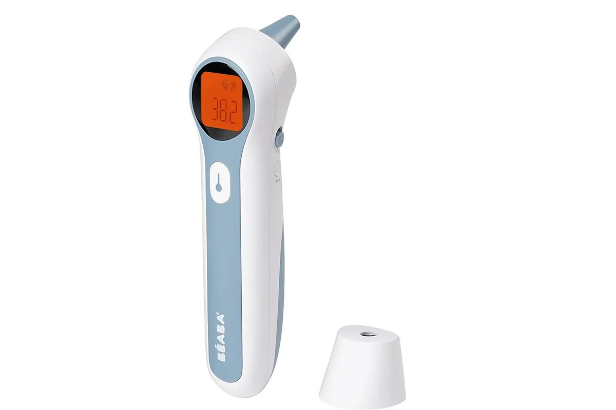 digitales Fieberthermometer nebst Halterung auf weißem Grund