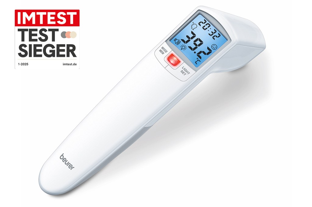 Kontaktloses Fieberthermometer Beurer FT100 liegend vor weißem Hintergrund mit eingeklinktem Testyieger-Siegel von IMTEST.