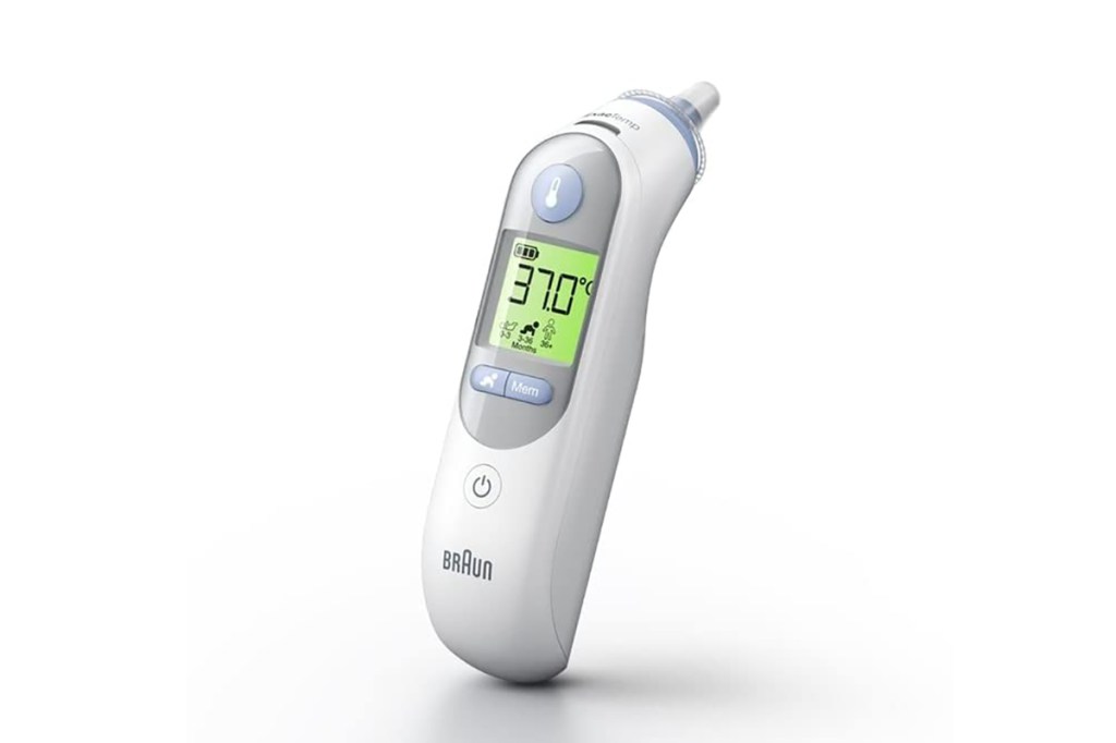 Kontaktloses Fierberthermometer Braun ThermoScan 7 vor weißem Hintergrund.