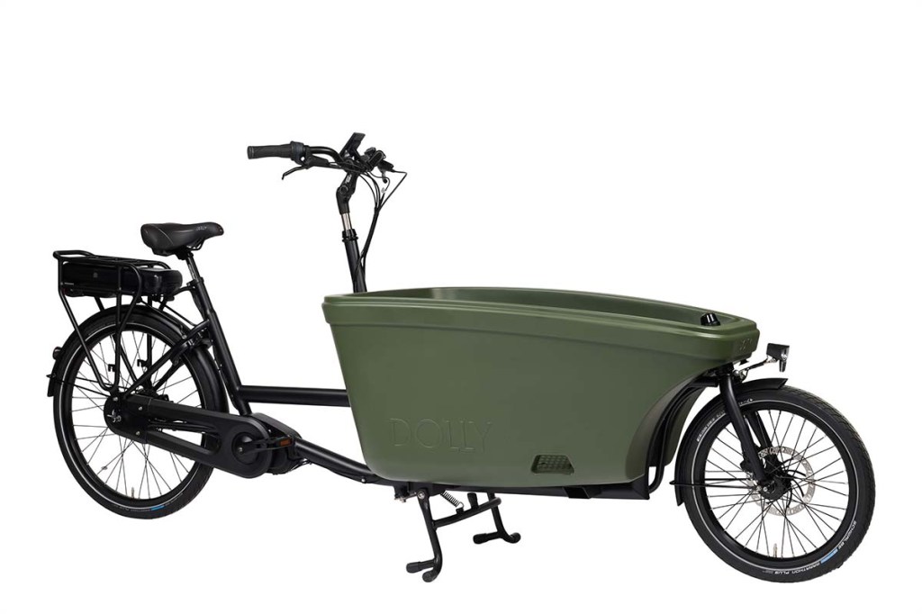 schwarzes Cargo-E-Bike mit grüner Wanne auf weißem Grund