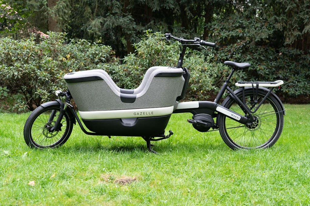 Cargo-E-Bike von der Seite in einem Park stehend
