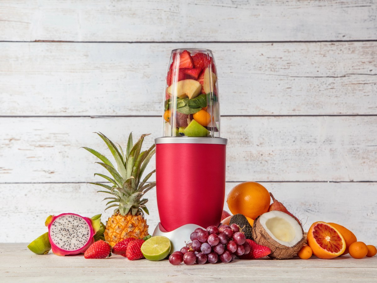 Smoothie Maker mit Obst dekoriert