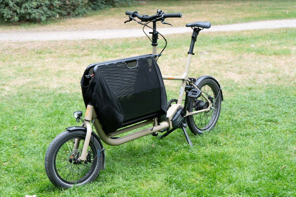 Cargo-E-Bike mit zusammengeklapptem Korb