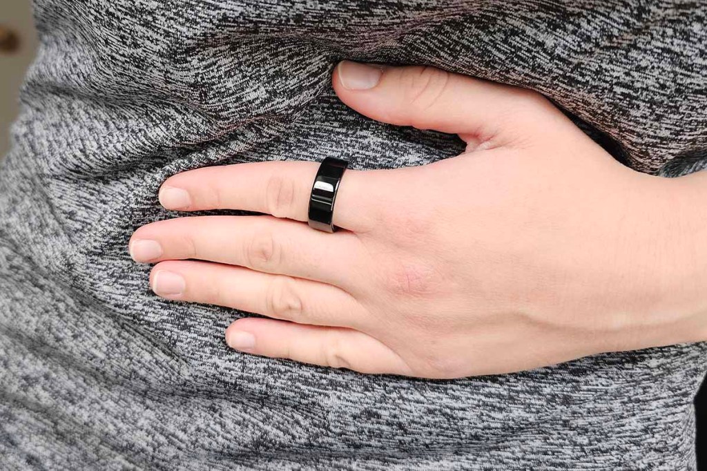 Eine Hand mit Oura Ring 4 vor einem Sport-Shirt