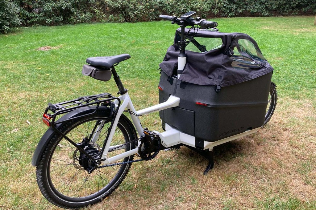 Cargo-E-Bike schräg von hinten