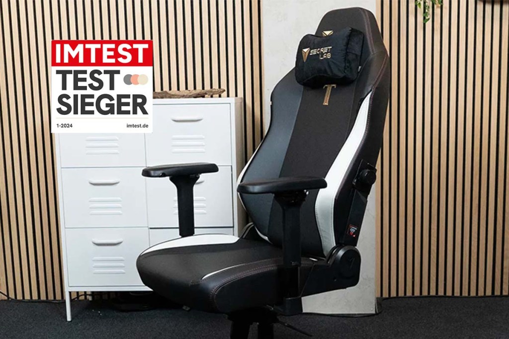 schwarzer Gaming-Stuhl in einem Büro, dazu Testsieger-Siegel