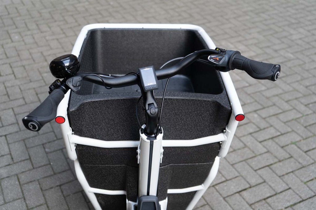 Blick aus Sicht des Fahrers in den Korb eines Cargo-E-Bikes