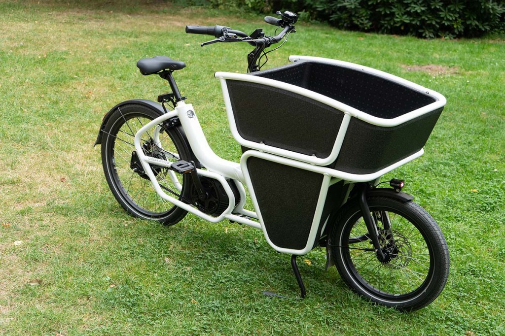 Cargo-E-Bike schräg von der Seite
