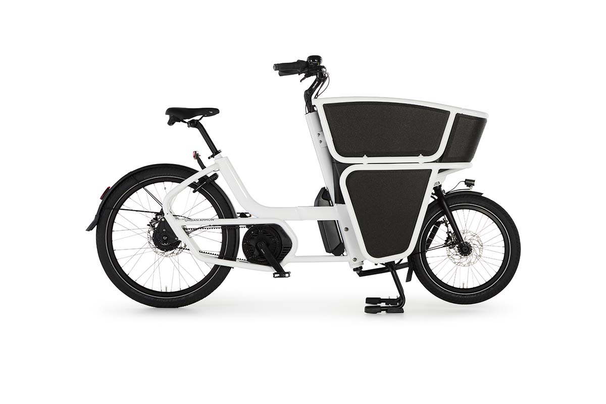 Cargo-E-Bike von der Seite auf weißem Grund