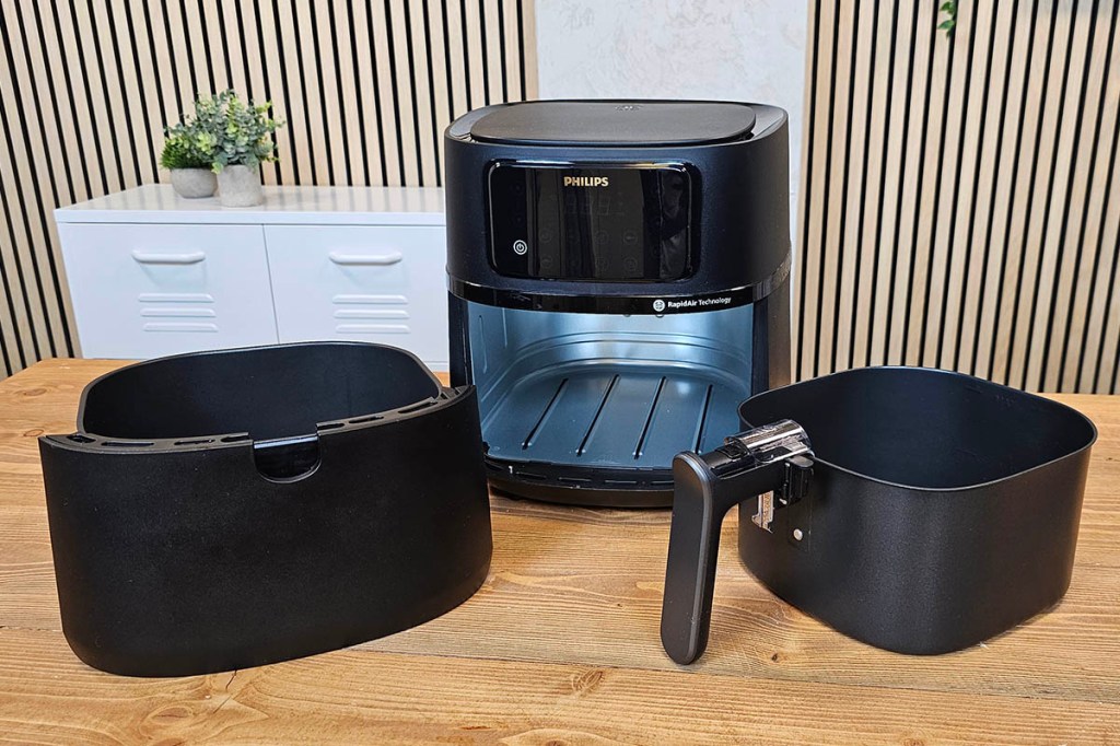 Der geöffnete Airfryer von Philips