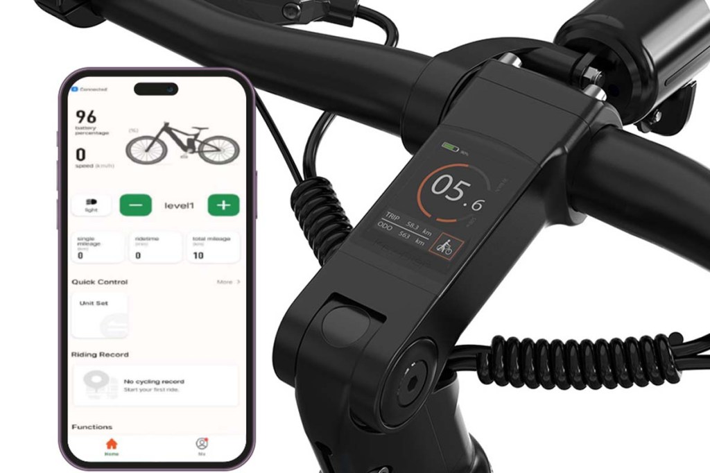 Nahaufnahme Display eines E-Bikes, das im Lenker verbaut ist, dazu ein Smartphone