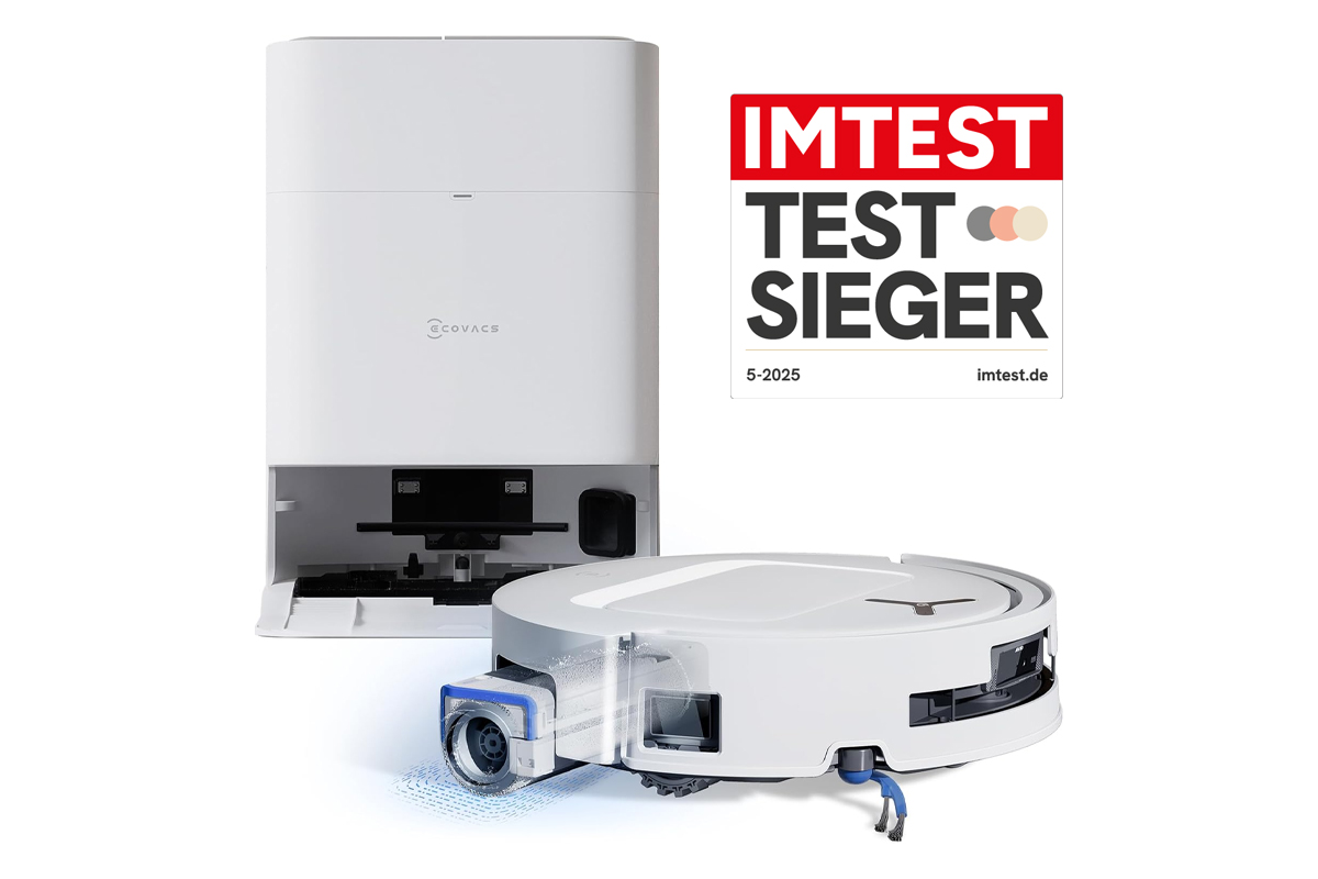 Der Deebot T80 Omni von Ecovacs mit Station auf weißem Grund. Daneben das IMTEST-Testsieger-Siegel von Mai 2025.