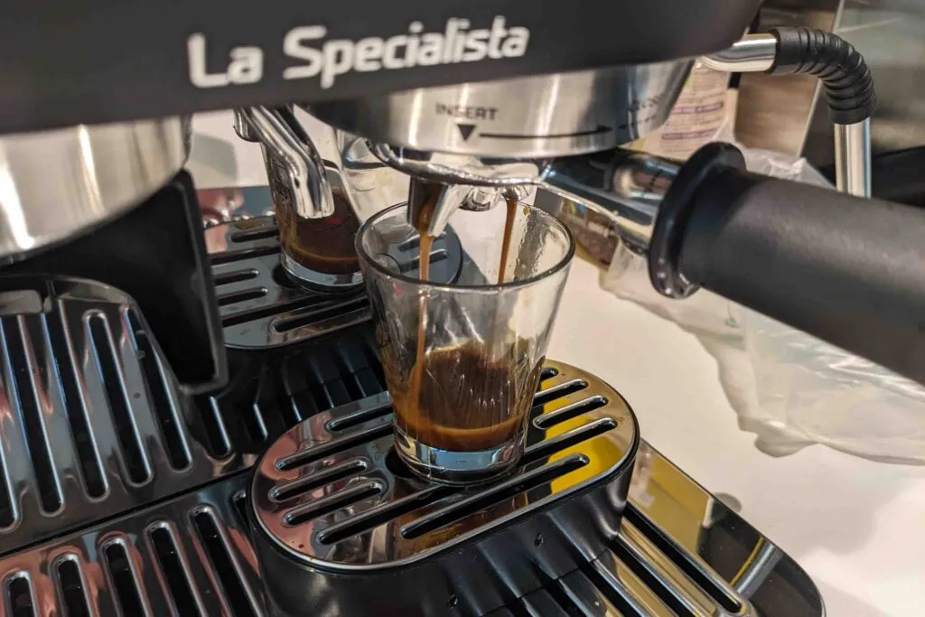 La Specialista Arte bereitet Espresso zu