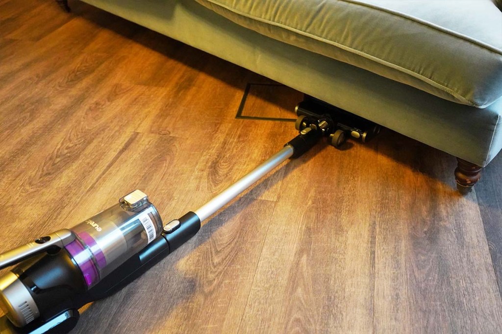 Der Stylus Elite wird unter ein Sofa geschoben.