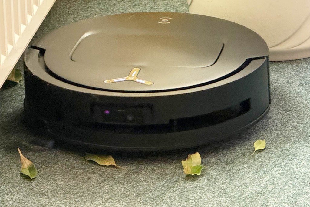 Der Deebot T80 Omni auf kurzflorigem Teppich mit Schmutz.