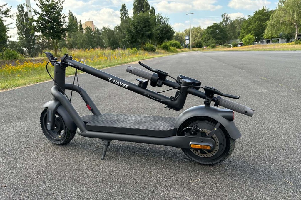 E-Scooter zusammengeklappt auf einer Straße stehend