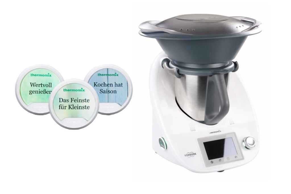 Der Thermomix TM5 und einige Rezept-Chips auf weißem Hintergrund